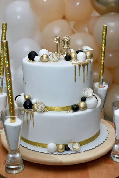 美しい誕生日ケーキのクローズアップ — ストック写真