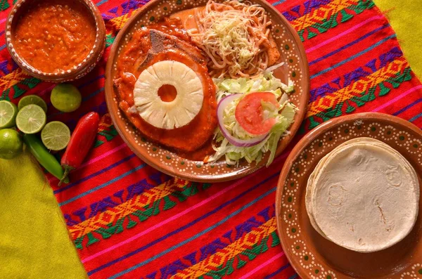 Верхний Вид Вкусные Традиционные Мексиканские Блюда Красочной Скатерти — стоковое фото