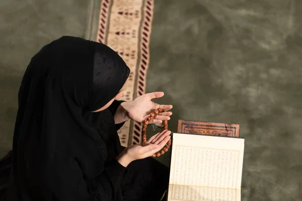 Uma Mulher Muçulmana Caucasiana Mãos Erguidas Enquanto Reza Numa Mesquita — Fotografia de Stock