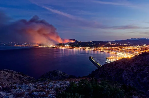 Δασική Πυρκαγιά Κοντά Στις Ακτές Της Θάλασσας Στο Αλικάντε Ισπανία — Φωτογραφία Αρχείου