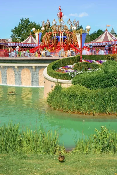 Vertikální Záběr Zábavního Parku Disneyland Létě Paříži Francii — Stock fotografie