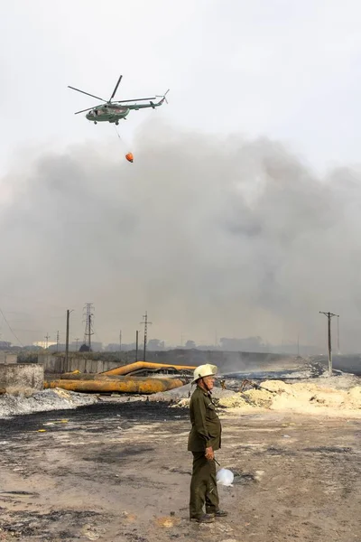 Kubánská Vojenská Helikoptéra Uhasila Požár Výbuchu Ropy Matanzas Kuba — Stock fotografie