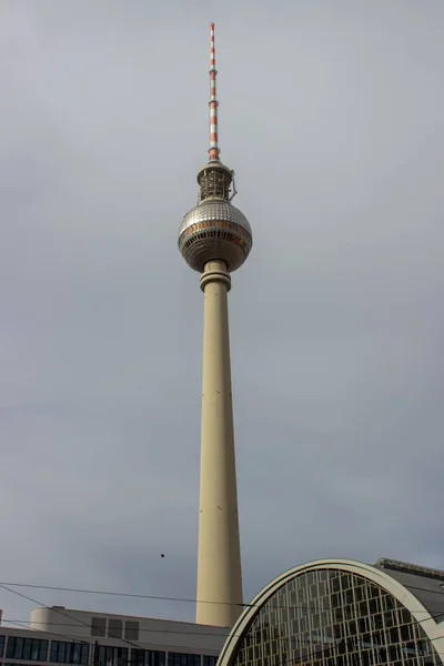 Μια Κάθετη Λήψη Του Διάσημου Τηλεοπτικού Πύργου Στην Alexanderplatz Στο — Φωτογραφία Αρχείου