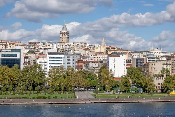 Una Vista Basso Angolo Edifici Moderni Vicino Mare Istanbul Turchia — Foto Stock