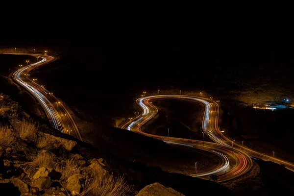 Eine Lange Belichtung Von Neonlichtern Auf Der Autobahn Der Nacht — Stockfoto