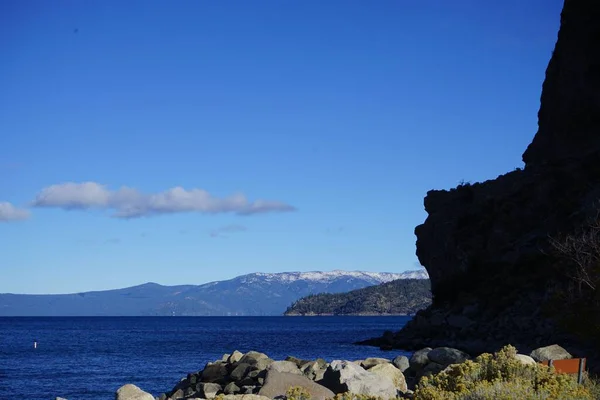 Sebuah Pemandangan Dari Danau Tahoe Selatan Dengan Bukit Bukit Latar — Stok Foto