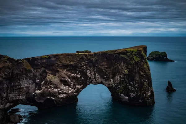 Прекрасный Вид Скалу Море Бурный День Исландии — стоковое фото