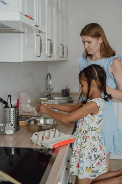 Madre Hija Hispanas Cocinando Cocina —  Fotos de Stock