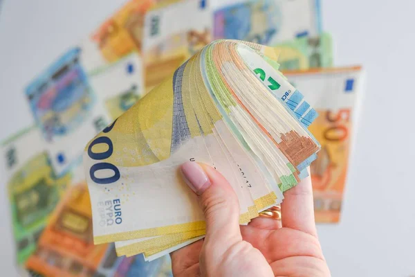 Una Mano Humana Sosteniendo Billetes Euros Sobre Fondo Borroso —  Fotos de Stock