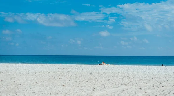 Een Schilderachtig Uitzicht Kust Van Een Strand Met Mensen Die — Stockfoto