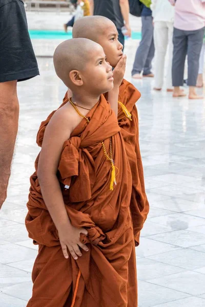 Dos Niños Estudiantes Monje Budista Con Túnica Roja Tradicional — Foto de Stock