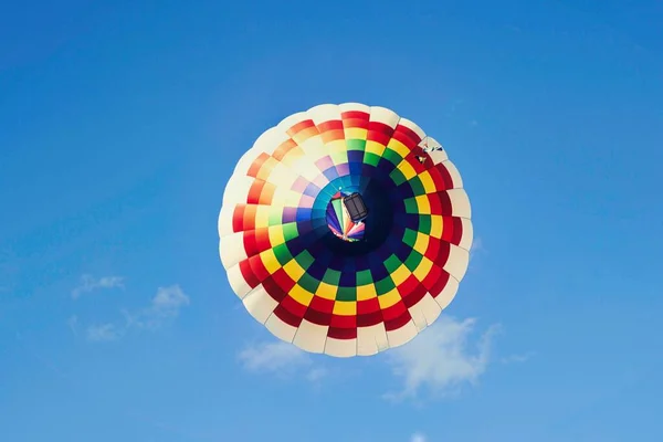 一个五彩缤纷的彩虹降落伞在明亮的晴空下笔直的从下 — 图库照片