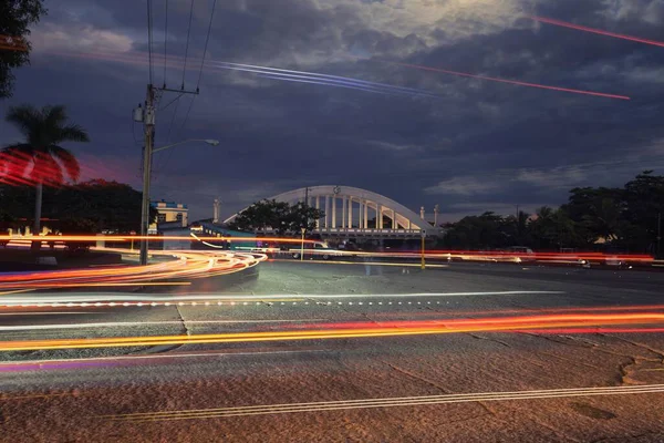 Belo Tiro Ponte Plaza Com Luzes Virou Refletida Rio San — Fotografia de Stock