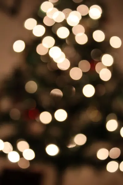 Een Wazige Kerstboom Met Fel Geel Witte Bokeh Lichten — Stockfoto