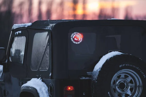 Ένα Κοντινό Πλάνο Ενός Jeep Wrangler Καλύπτονται Χιόνι Ένα Αυτοκόλλητο — Φωτογραφία Αρχείου