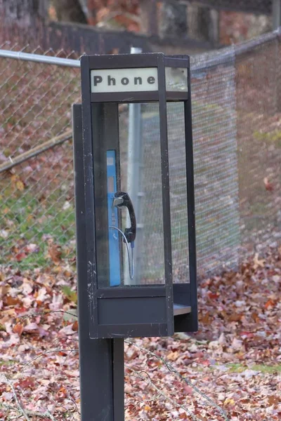 Pionowe Zbliżenie Starego Publicznego Ulicznego Automatu Telefonicznego Jesienią — Zdjęcie stockowe