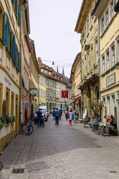 Pionowe Ujęcie Ludzi Spacerujących Ulicami Starego Miasta Bamberg Niemczech — Zdjęcie stockowe