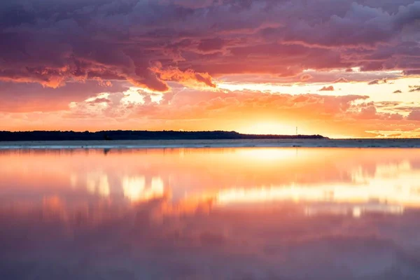 Naturskön Bild Återspeglingen Den Rosa Och Orange Himlen Ytan Det — Stockfoto