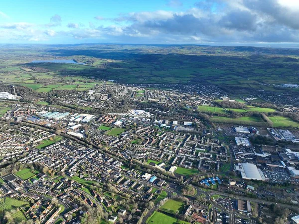 阳光灿烂的日子里从空中拍摄的威尔士Cwmbran镇的照片 — 图库照片