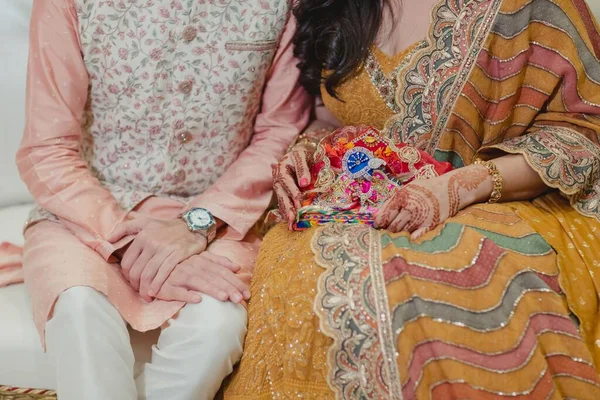 Indian Bride Holding Traditional Thali Couple Wedding Engagement Rings — Stock Photo, Image