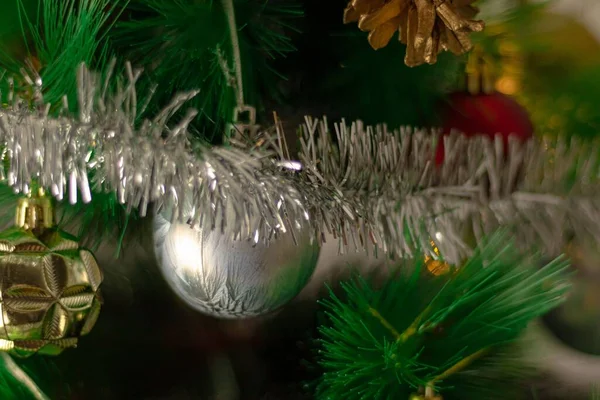 Primer Plano Oropel Plata Bola Navidad Como Decoraciones Navideñas — Foto de Stock