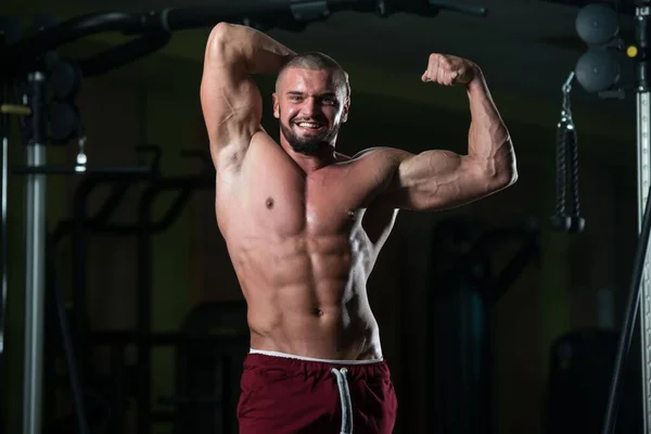 Portret Atrakcyjnej Modelki Fitness Pokazującej Jego Wysportowane Ciało Treningu Siłowni — Zdjęcie stockowe
