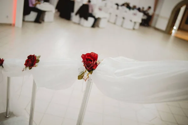 Les Roses Rouges Tissu Blanc Décorant Rampe Pour Cérémonie Mariage — Photo