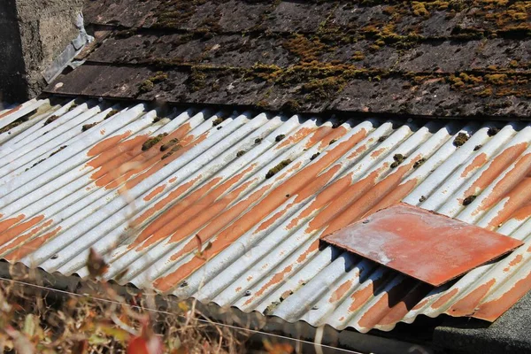 Ein Altes Haus Baufälligkeit Mit Rostigem Metall Und Bemoosten Ziegeln — Stockfoto