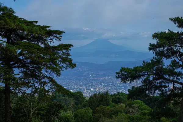 从El Boqueron火山看萨尔瓦多市 — 图库照片