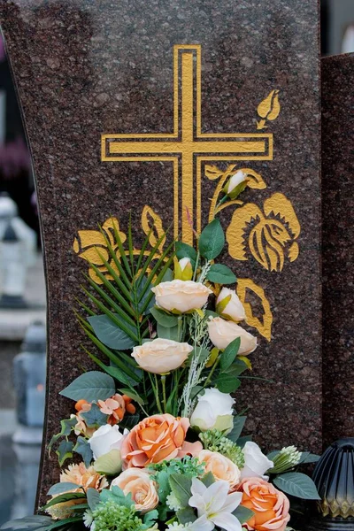 Hromada Květin Pamětním Kameni Rytým Křížem — Stock fotografie