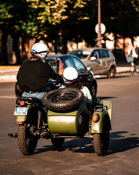 Dvě Osoby Motorce Během Moto Turné Paříži — Stock fotografie