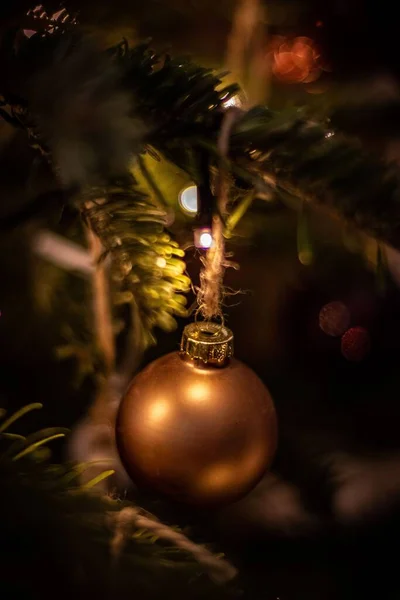 Primer Plano Vertical Una Bola Navidad Dorada Decorando Árbol —  Fotos de Stock