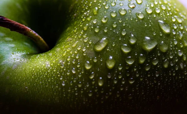 一只绿色 阳光灿烂的苹果的特写镜头 — 图库照片