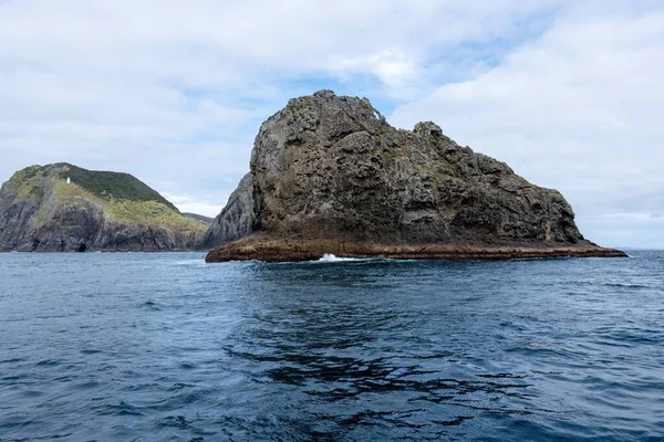 新西兰皮尔西岛岩石上有一个洞的景观 — 图库照片
