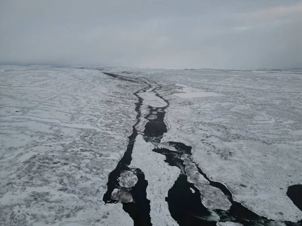 Flygvy Över Isig Bäck Genom Ett Snöigt Vitt Fält Island — Stockfoto