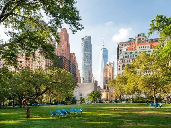 Ein Malerischer Blick Auf Leere Blaue Stühle Grünen Battery Park — Stockfoto