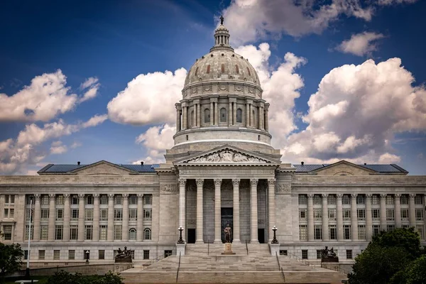 Het Betoverende Missouri State Capitol Gebouw Met Trappen Een Standbeeld — Stockfoto