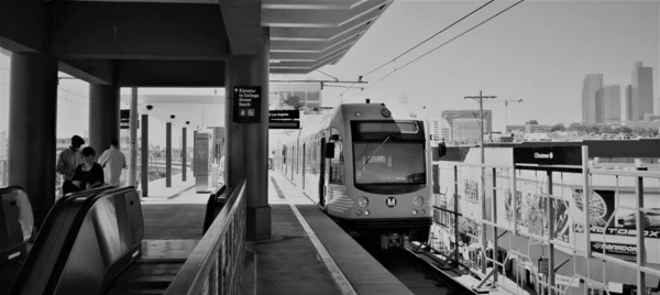 캘리포니아주 로스앤젤레스에 기차역에서 있었던 열차의 그레이 스케일의 — 스톡 사진