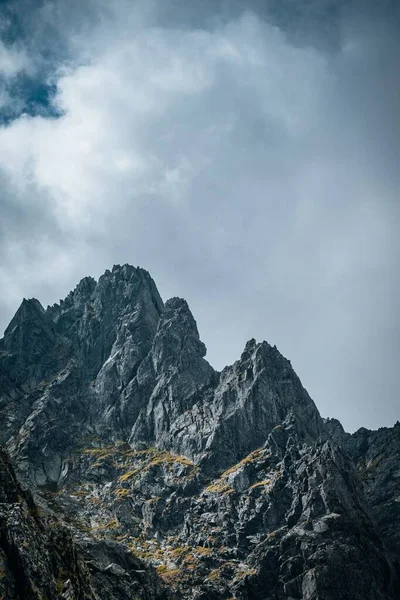 Μια Κάθετη Λήψη Βραχωδών Βουνών Ένα Χνουδωτό Σύννεφο Στο Βάθος — Φωτογραφία Αρχείου