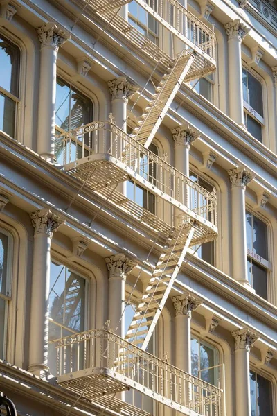 Uma Imagem Vertical Uma Escada Incêndio Edifício Tijolos Nova Iorque — Fotografia de Stock