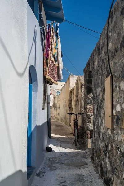 Vue Verticale Une Rue Étroite Dans Village Emporio Santorin Grèce — Photo