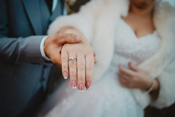 Egy Vőlegény Fogja Menyasszonya Kezét Jegygyűrűt Mutatja Ujján — Stock Fotó
