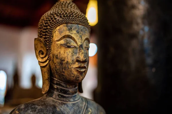 東南アジア ラオス ルアンパバーンのワット ヴィソウンにある古代の仏像 — ストック写真