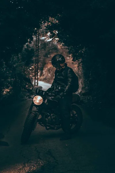 Fajny Motocyklista Skórzanej Kurtce Siedzący Motocyklu Ciemnym Tunelu Drzew Lesie — Zdjęcie stockowe