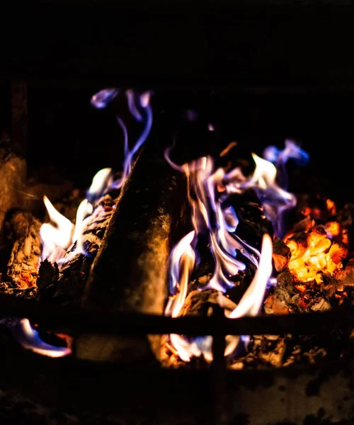 Vertical Shot Glowing Flames Burning Firewood — Stock Photo, Image