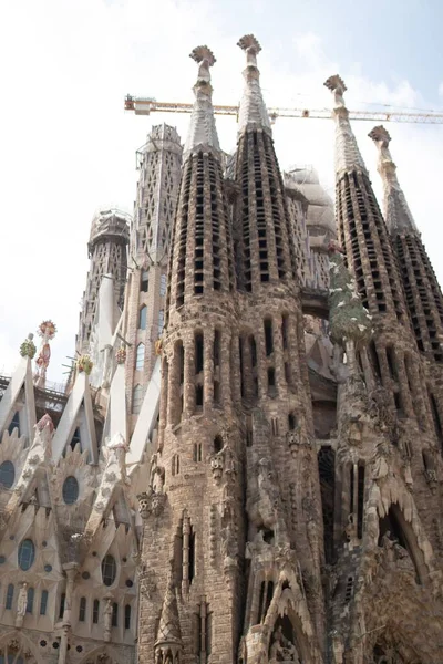 Вертикальный Снимок Исторического Храма Святого Семейства Барселоне Испания — стоковое фото