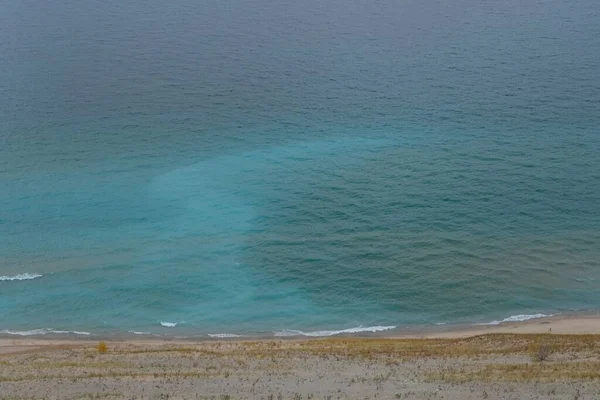 Het Zandstrand Met Blauw Water — Stockfoto