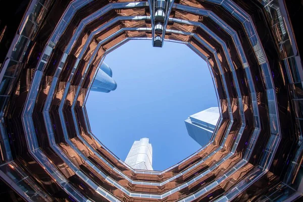 纽约阳光灿烂的蓝天下一座螺旋形现代城市建筑的低角 — 图库照片