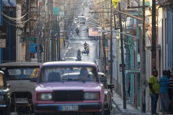 古巴马坦萨斯Milanes大街上的一条满是汽车和摩托车的道路 — 图库照片