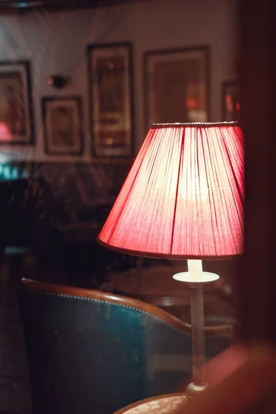 酒吧间里的一盏粉色古董灯在模糊的背景上垂直拍摄的照片 — 图库照片